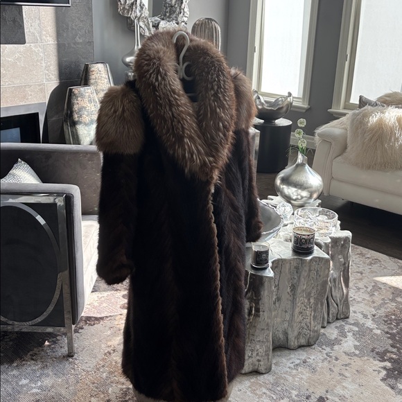 Oh my gosh look at this size small /medium
Mink fox mix genuine fur 1980s - Picture 12 of 17
